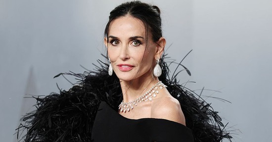 Demi Moore pucérfelsőben lépett a vörös szőnyegre, átlátszó szettjéből csak úgy sugárzik az elegancia