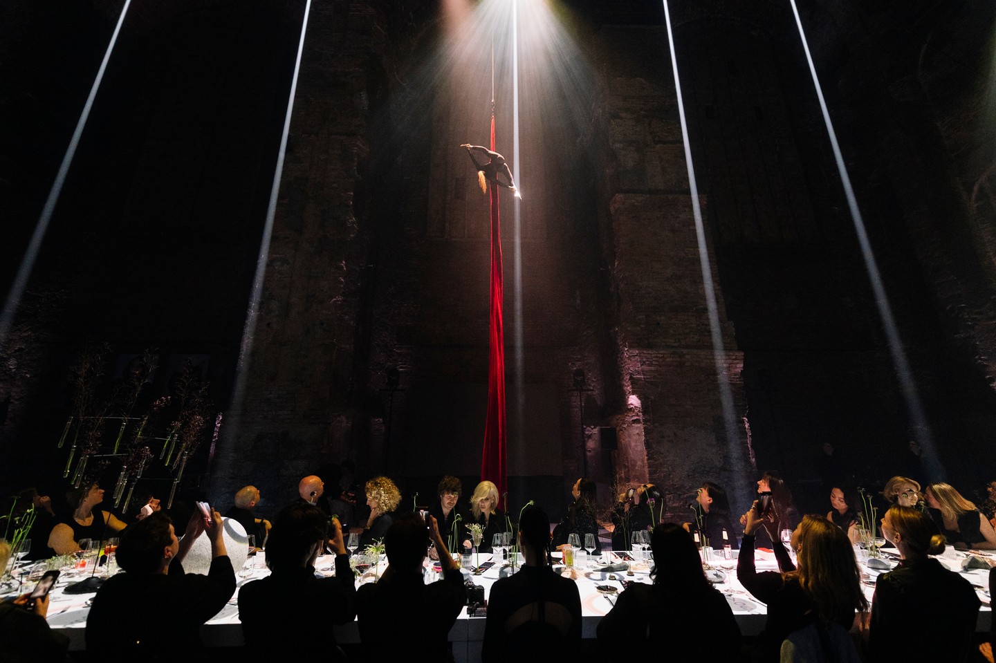 Vacsora közben meglepetés produkciókkal is kedveskedett a márka