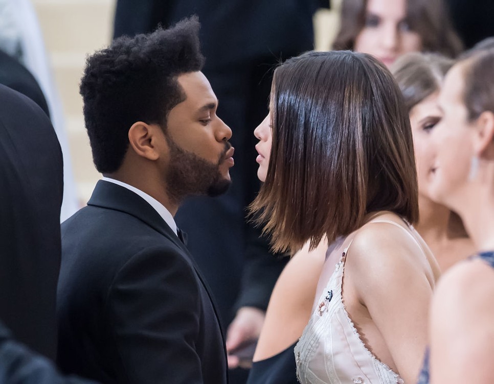 Selena Gomez egy szerelmi háromszögbe csöppent – 2017-ben jól kezelte a The Weeknd és Bella Hadid kapcsolatát, de évekkel később, 2023-ban itt volt az ideje egy ártatlan bosszúnak
