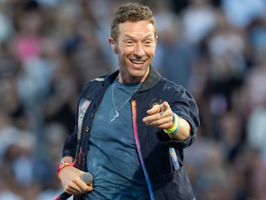 Megszólalt Chris Martin a Coldplay-koncerten történt incidens kapcsán, de csak olajat öntött a tűzre