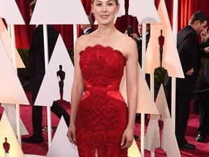 Rosamund Pike a legszebb vörös ruhában az Oscar gálán