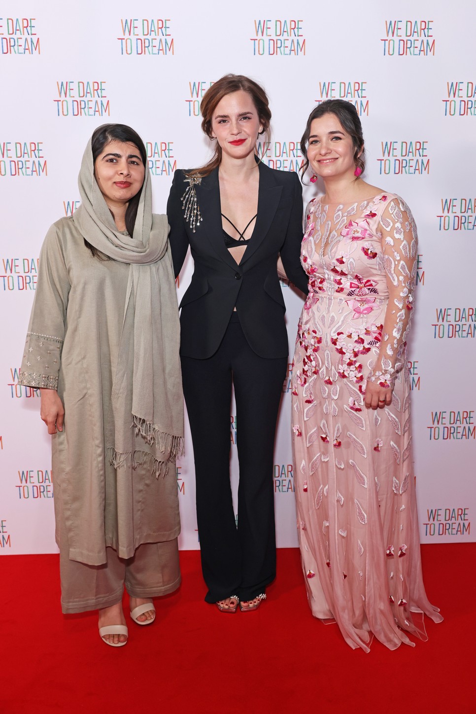 Emma Watson sem jön zavarba, ha kivillan a melltartója