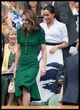 Katalin hercegné ezt az elegáns, krémszínű Dolce & Gabbana Sicily táskát a 2019-es wimbledoni teniszbajnokságon viselte, ahol Meghan Markle társaságában jelent meg. A hercegné zöld Dolce & Gabbana ruhájához párosította ezt a varázslatos kiegészítőt, ami időtlen eleganciát kölcsönzött megjelenésének. A táska ára 2 095 dollár, azaz 796 000 forint.