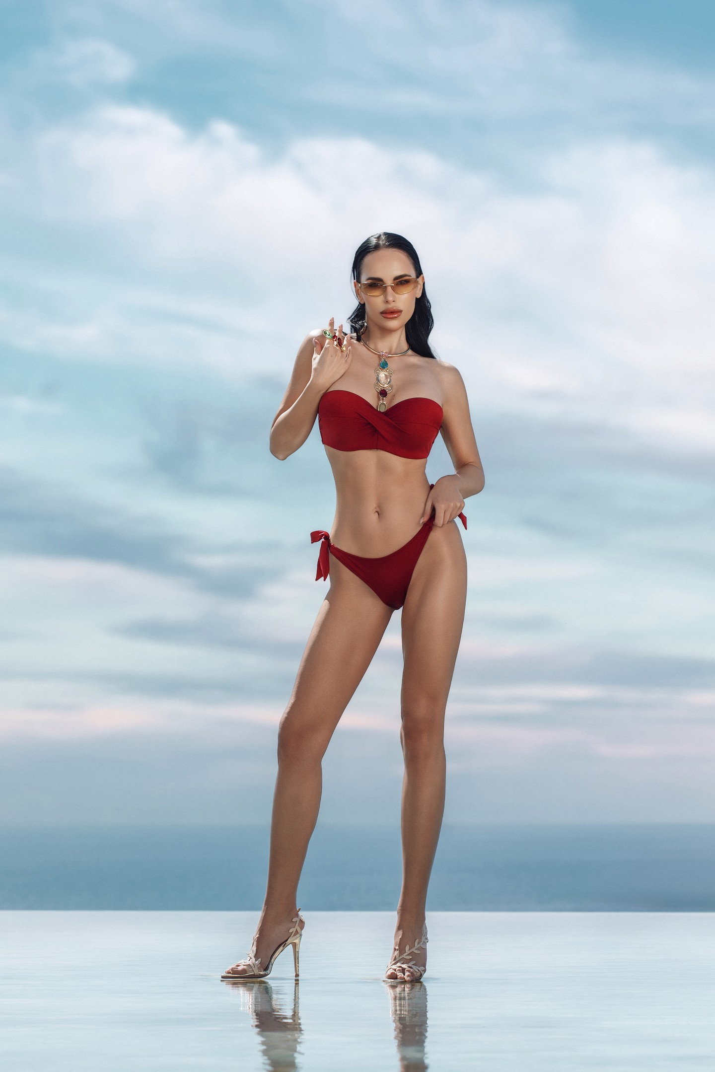 Az Astratex piros bandeau bikinije a szezon egyik legnőiesebb választása, amely elegáns ékszerekkel válik igazán látványossá. Fotó: Teddy Grozdanov/ GLAMOUR Bulgária