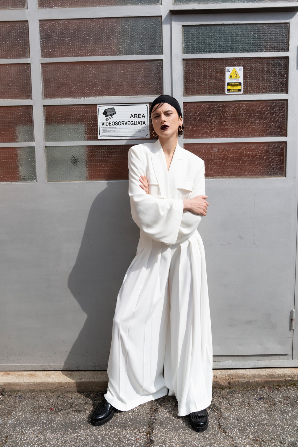 Öltöny BABYLON, Hajpánt ZEGNA, Fülbevaló RHOMBERG, Cipő VELASCA