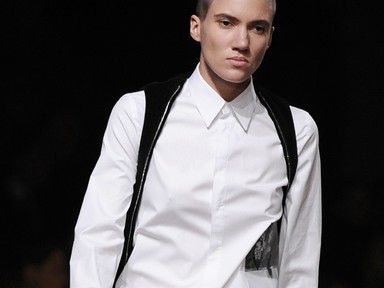 Női modell a Givenchy férfishow-ján