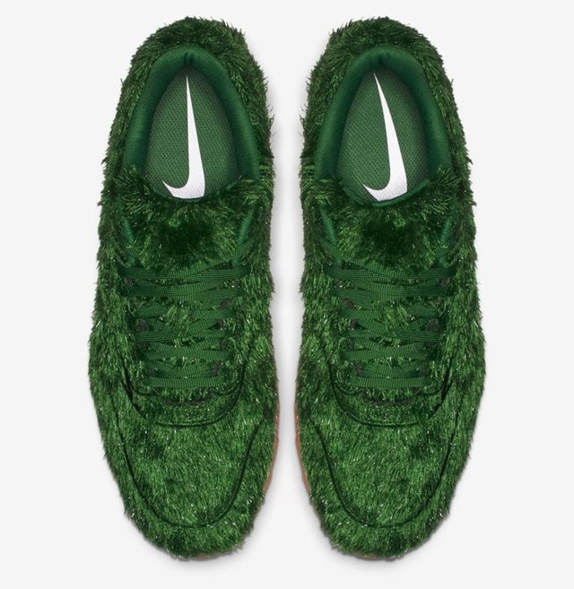 Őrület: A Nike új sportcipőjének köszönhetően a lábadon lesz a fű, nem pedig alatta