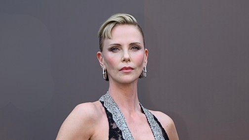 Charlize Theron csipkés meztelenruhában tündököl, élete egyik legizgalmasabb kreációját viselte az 50 éves színésznő