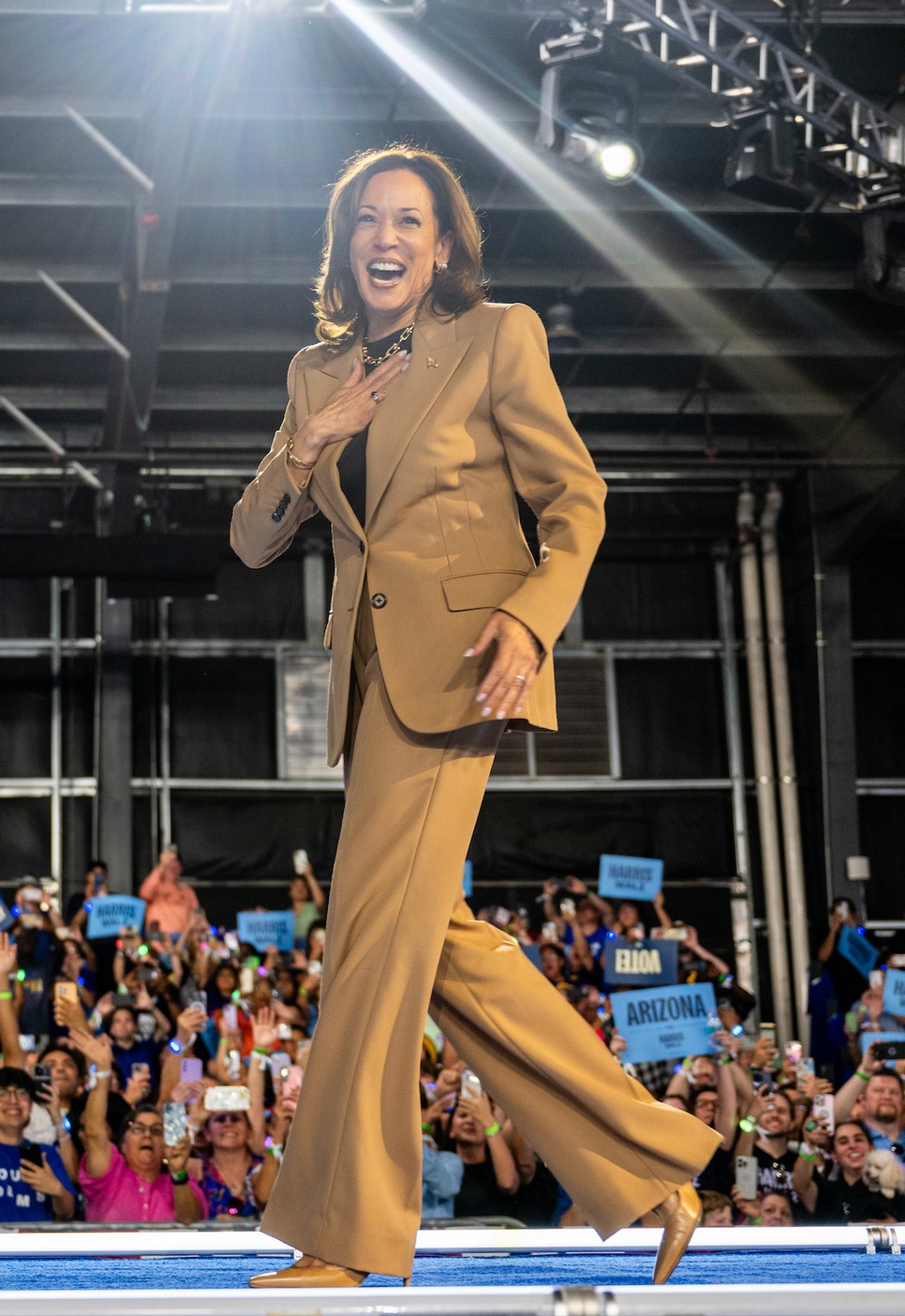 Egy újabb kifinomult, klasszikus választás Kamala Harris részéről, ami a tökéletes irodai megjelenéshez is inspirációt adhat