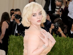 Billie Eilish Marilyn Monroe-t idézte meg a Met gála vörös szőnyegen