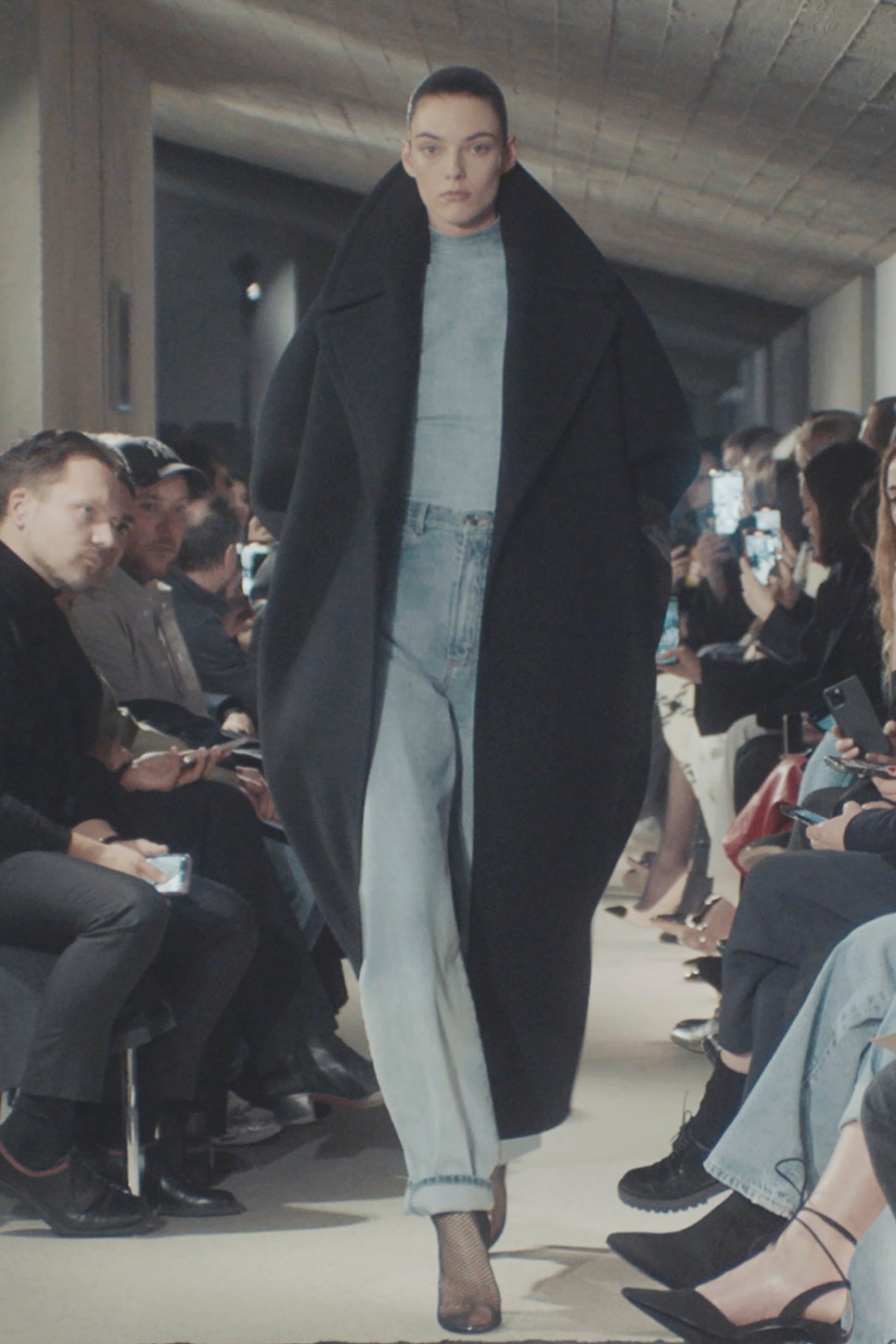 Alaïa kifutóján klasszikus párosként tündököl a farmer és a hosszú kabát.