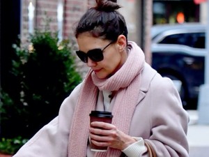 Katie Holmes megtalálta a tökéletes téli csizmát, és még pénztárca barát ára is van!