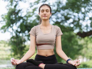 A jógapóz, amit minden embernek meg kellene tanulnia, aki ülőmunkát végez