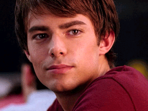 Emlékeztek még Aaron Samuelsre a Bajos csajokból? A haja még mindig szexi hátra fésülve