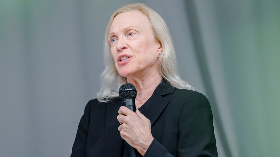 Valerie Steele az Encyclopedia of Clothing and Fashion című háromkötetes mű szerzője Budapesten járt, a Moholy-Nagy Művészeti Egyetemen tartott előadást