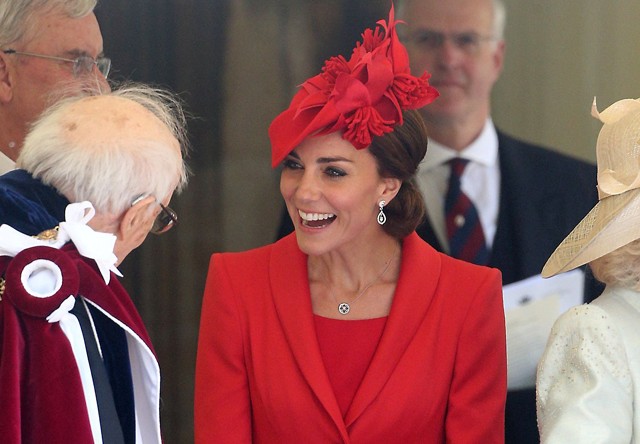 kate middleton, térdszaladrend, II erzsébet, hercegné, kabátruha, magas sarkú, vádli