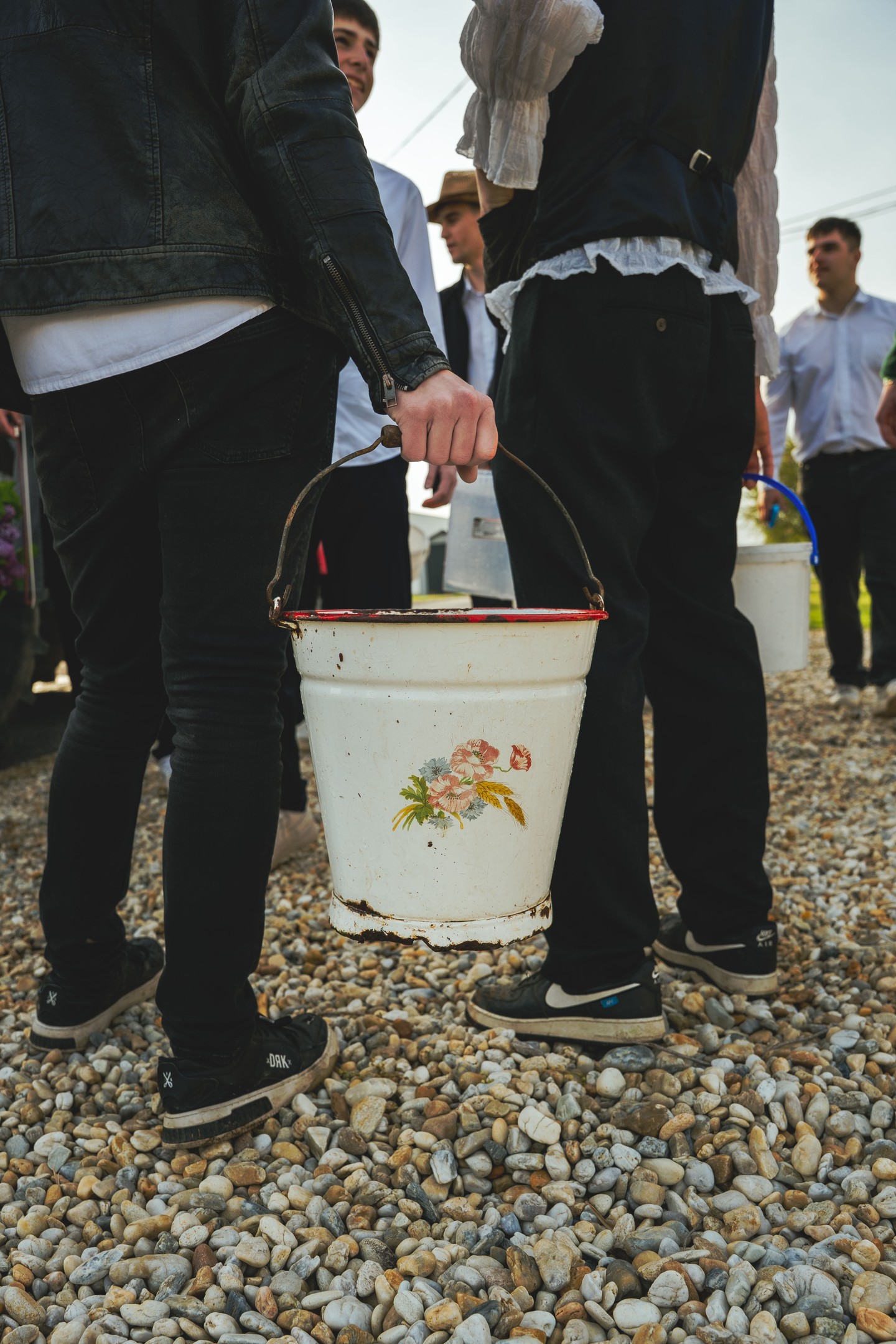 A húsvéti locsolkodást eddig ciki volt szeretni, a fiatal magyar fotós képeinek hála új értelmet kap a hagyomány