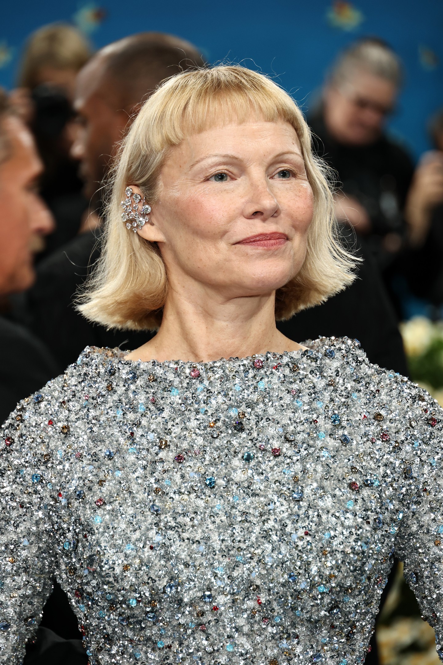 Bár jellegzetes szőke haja változatlan maradt, a hangulata most teljesen megváltozott. Egy szuper lendületes bobfrizurát és ici-pici babafrufrut választott Pamela Anderson.