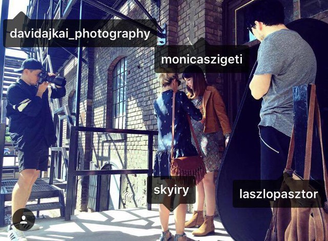 Itt pedig egy backstage fotót láthatsz a Dávid által kiválasztott hippi szettemből!