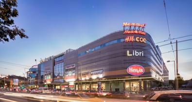 Rendhagyó jótékonysági összefogás: békegalambok költöztek két budapesti bevásárlóközpontba