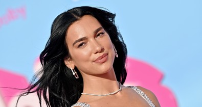 Dua Lipa miniruhában, Barbie sellőként ragyog a tengerparton