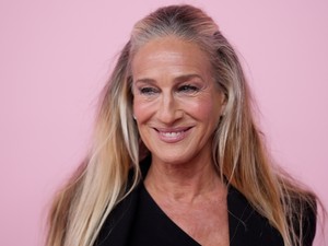 Sarah Jessica Parker Diana hercegnét idéző ruhában találkozott Kamilla királynéval