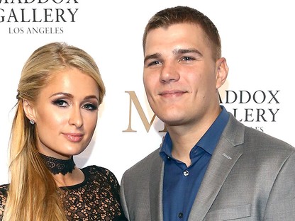 Paris Hilton exe visszakéri az eljegyzési gyűrűt