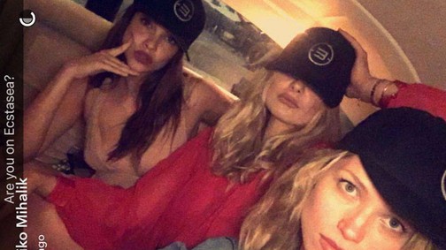 Palvin Barbi és Mihalik Enikő bikiniben szexiskednek a medence szélén