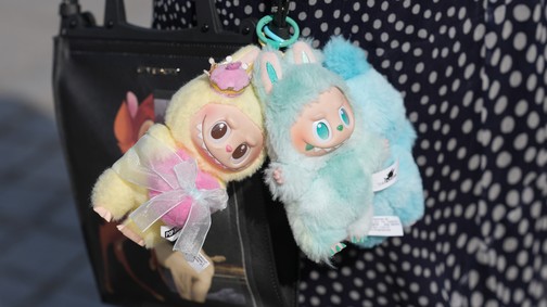 Kiléptünk a komfortzónánkból: a csúnya kiegészítők meghódították 2025-öt