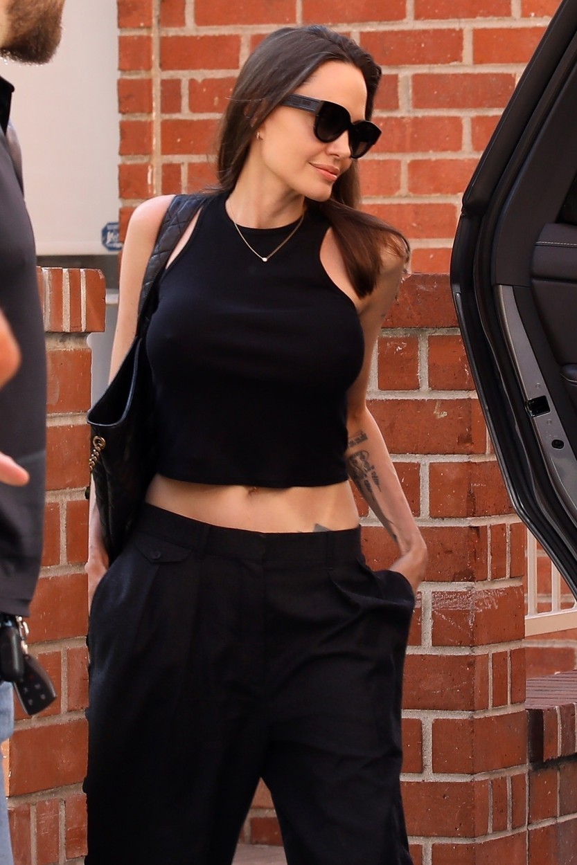 Crop top 45 felett? Angelina Jolie megmutatja, hogyan csináld sikkesen