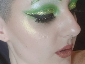 Gondoltál már rá, hogy Shrek-szemöldököd legyen? Ez a lány meg is valósította!