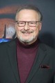 A 70 éves Wayne Knight szerepe a Jurassic-sorozatban rövid ideig tartott, miután karakterét, Dennis Nedryt, egy dilophosaurus felfalta, miután az ellopta a dinoszaurusz-embriókat. Később szerepelt a Space Jam (1996) című filmben, de láthattuk a Narcos című sorozatban is. 