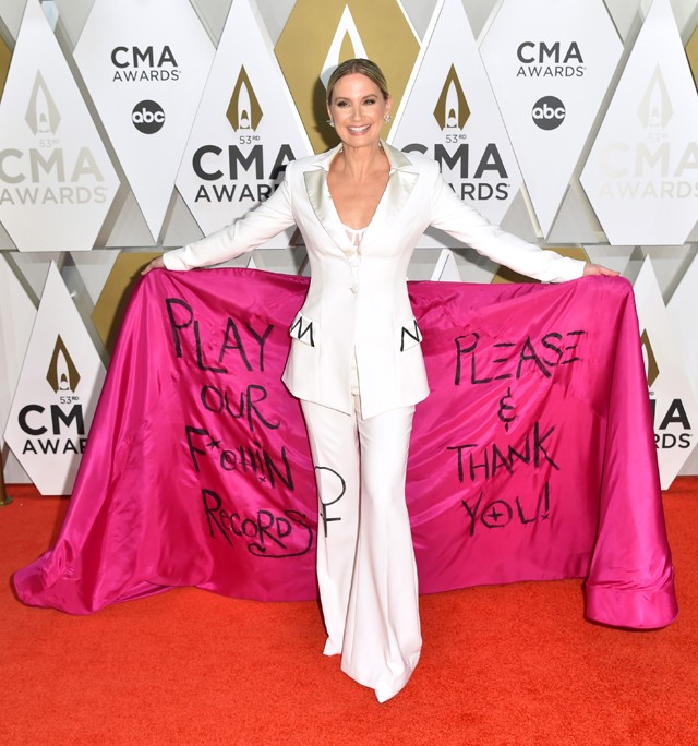 A vörös szőnyeg legmenőbb ruhája: a nők és férfiak egyenlő bérezésére hívta fel a figyelmet