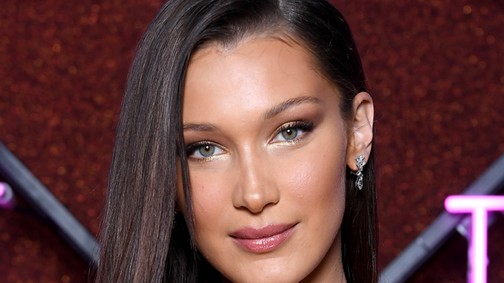 Bella Hadid megmutatta, hogyan viselj egy egyszerű inget a legvagányabb módon