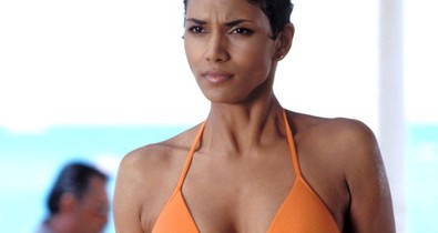 Halle Berry 18 év után még mindig a legdögösebb Bond-lány bikiniben