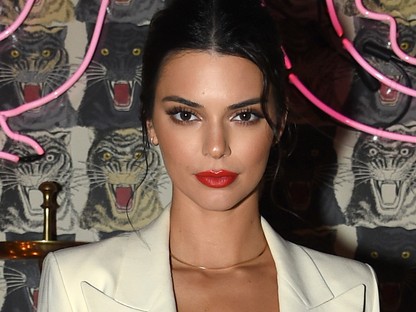 Kendall Jenner a TELJES mellkasát szabadon hagyta, mégis iszonyú elegáns ebben a szettben