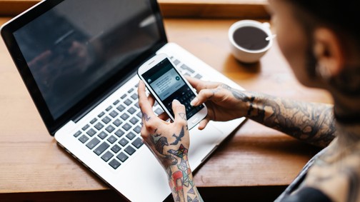 Meggondolatlan Facebook-posztok, kínos képek - te figyelsz a digitális lábnyomodra?