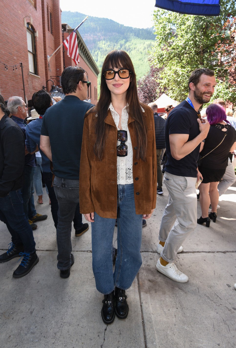 Dakota Johnson vagány szettben tért vissza Amerikába, de nézzétek kivel találkozott!