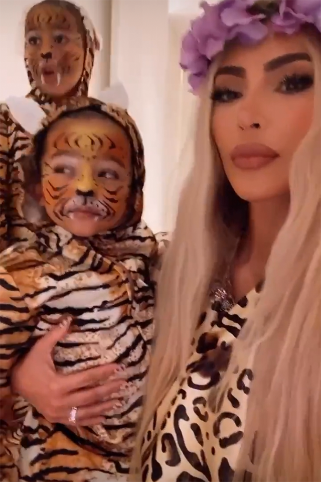 Látnod kell Kim Kardashian halloweeni kosztümjét