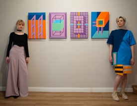 A divattervezői pályázat 3. helyezettje Tajti Luca, a megosztott dobogón Horváth Lóczi Judit alkotásai előtt