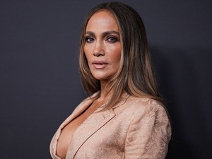 Jennifer Lopez köldökig érő dekoltázst villantott, hatalmas feltűnést keltett a párizsi divathéten