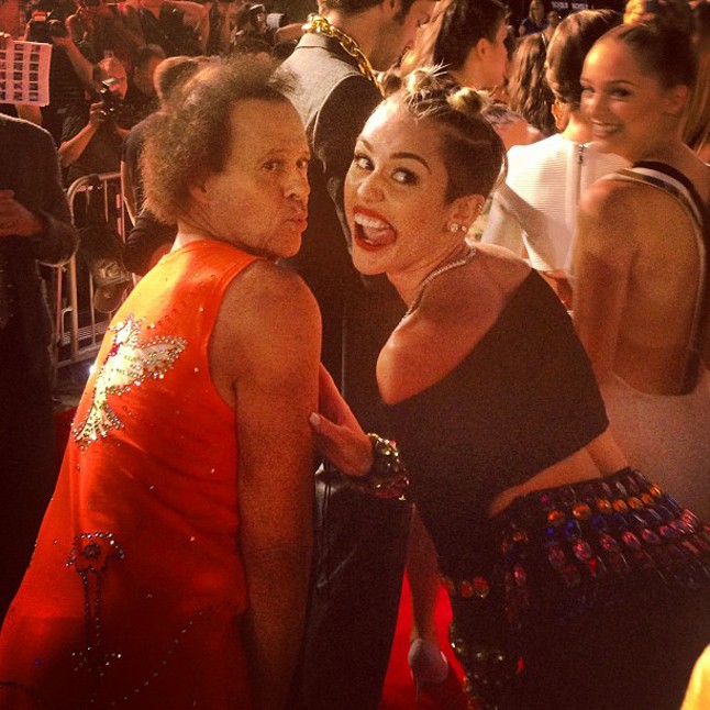 Miley Cyrus védjegyes pózban Richard Simmonsszal.