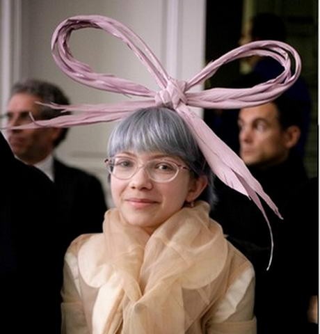 A szürke és a pasztell találkozása. Gaga masnija pedig elegánsabban: vagyis megelevenedik a valódi divat. Ezt akarjátok látni, csak még nem is tudjátok!