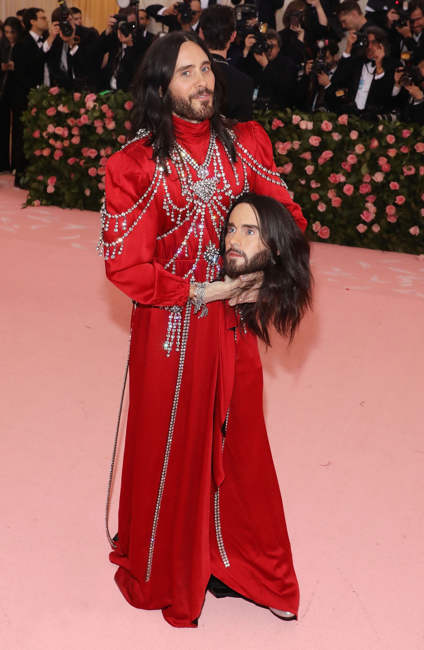 Jared Leto a Met-gála minden eddigi legkülönlegesebb kiegészítőjével, a saját fejével pózolt 2019-ben. A Gucci kreációra azóta is mindenki tisztán emlékszik