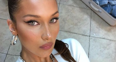 Bella Hadid visszahozza a divatba a 2000-es évek ikonikus nadrágját