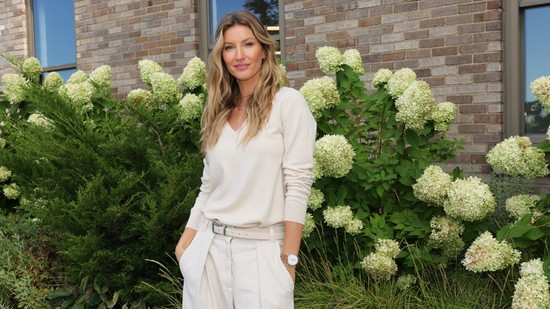 Gisele Bündchen topless, egy szál farmerban pózol új kampányában