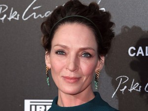 Halló Uma! Látszik a bugyid! A harisnya NEM nadrág!