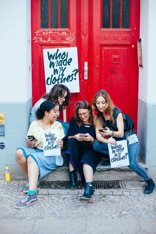 A projekt elsődleges célcsoportjai a fiatalok, a hallássérült fiatalok és a velük dolgozó tanárok, oktatók, ifjúságsegítők. 