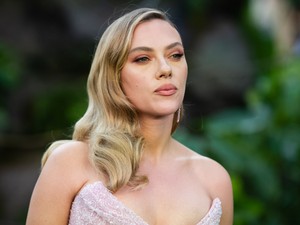 Scarlett Johansson királynőként tündökölt a vörös szőnyegen, Vivienne Westwood meztelenruhája egyszerűen káprázatos