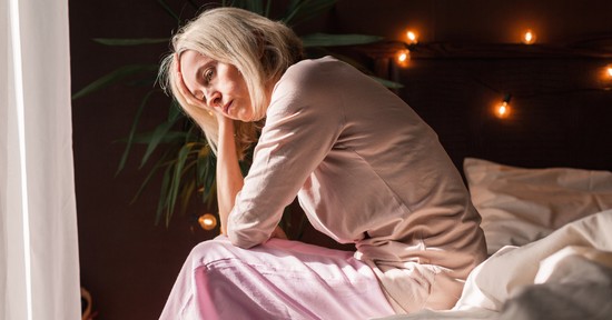 Az elalvás leggyakoribb akadálya nem a fény, hanem a fejünkben pörgő gondolatok